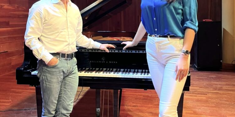 Pianoforte a quattro mani e chitarra in sala Sassu