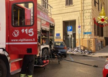 I vigili del fuoco sono intervenuti nella Piazza Galilei, a Cagliari, per un incendio sviluppatosi all’interno di un laboratorio tecnico