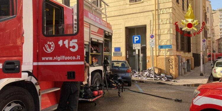 I vigili del fuoco sono intervenuti nella Piazza Galilei, a Cagliari, per un incendio sviluppatosi all’interno di un laboratorio tecnico