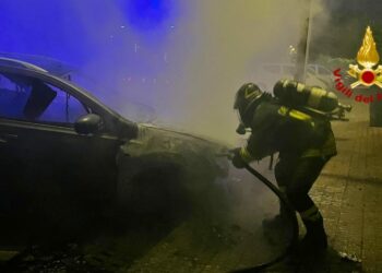 Nel corso della notte i vigili del fuoco di Cagliari sono intervenuti per spegnere l’incendio di un’auto, in via Aresu