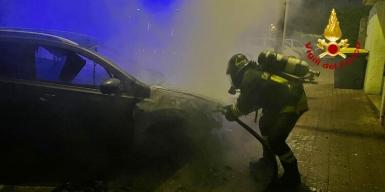 Nel corso della notte i vigili del fuoco di Cagliari sono intervenuti per spegnere l’incendio di un’auto, in via Aresu