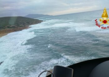 I sommozzatori dei vigili del fuoco hanno recuperato il corpo senza vita di una turista irlandese 62enne trascinata in acqua dalle onde nella scogliera di portu Maga ad Arbus