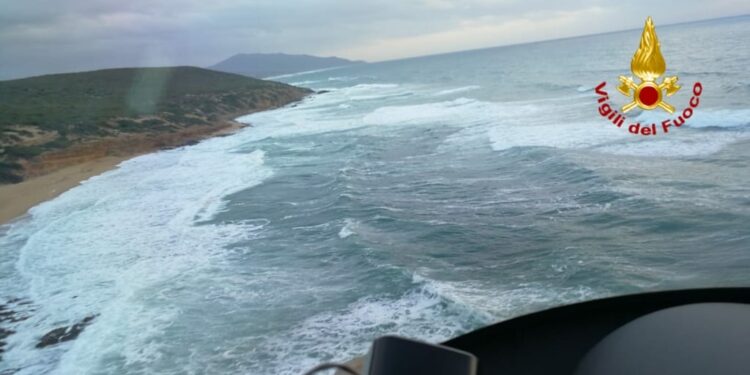 I sommozzatori dei vigili del fuoco hanno recuperato il corpo senza vita di una turista irlandese 62enne trascinata in acqua dalle onde nella scogliera di portu Maga ad Arbus