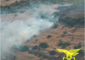 Incendio a Ottana, in località Su Cardosu, sul posto anche un elicottero proveniente da Farcana