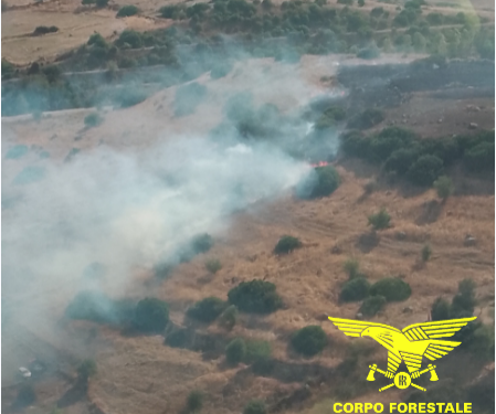 Incendio a Ottana, in località Su Cardosu, sul posto anche un elicottero proveniente da Farcana