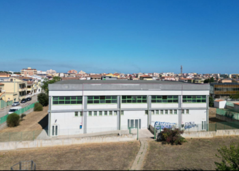 Nuovi infissi ad alte prestazioni nella palestra della scuola “S.Ruiu”: prosegue l’efficientamento energetico dell’istituto in via Brunelleschi, a Porto Torres