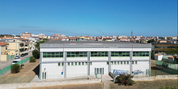 Nuovi infissi ad alte prestazioni nella palestra della scuola “S.Ruiu”: prosegue l’efficientamento energetico dell’istituto in via Brunelleschi, a Porto Torres