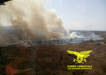 Il Corpo forestale sta intervenendo con il supporto di due elicotteri, due Super Puma e due Canadair, su un incendio boschivo a Sagama