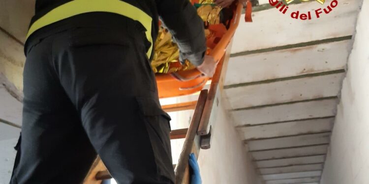 Tempio Pausania: cade all’interno di un cantiere nell’ex monastero, soccorso un operaio