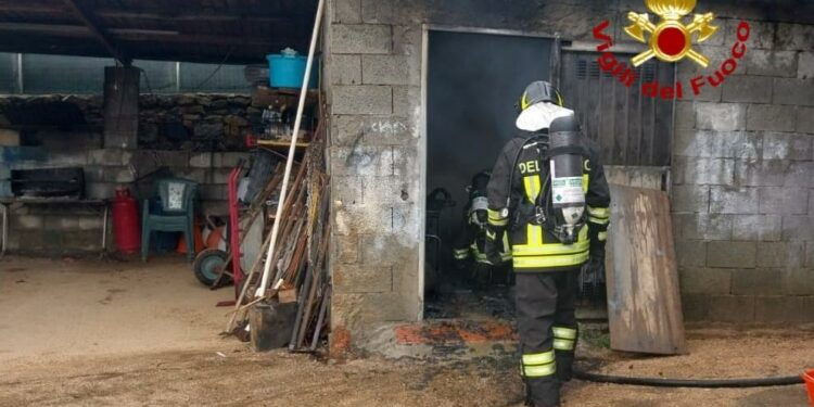 Arzachena: incendio all’interno di un magazzino in un terreno privato