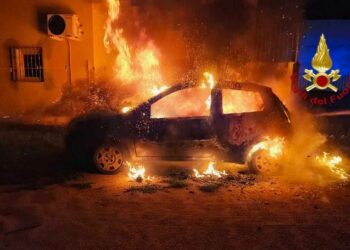 Olbia: a fuoco un’auto in via Ungheria, sul posto i vigili del fuoco
