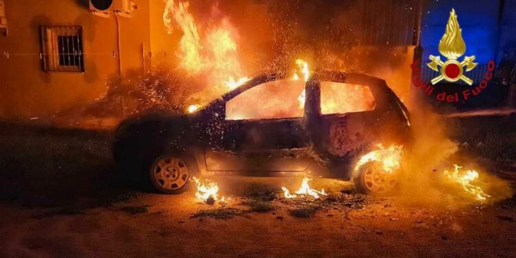 Olbia: a fuoco un’auto in via Ungheria, sul posto i vigili del fuoco