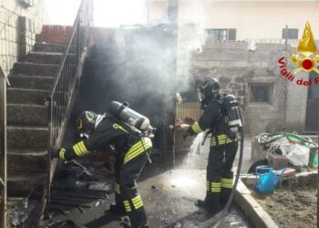 Narbolia: a fuoco un ricovero per attrezzi, sul posto i vigili del fuoco