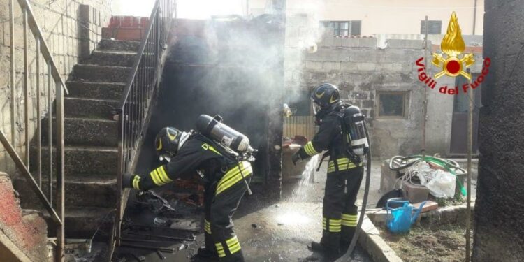 Narbolia: a fuoco un ricovero per attrezzi, sul posto i vigili del fuoco