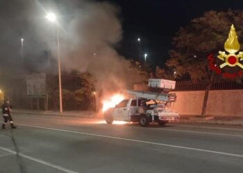 I vigili del fuoco di Cagliari sono intervenuti intorno alle 3.45, in via Castiglione, per un incendio che ha coinvolto due autofurgoni