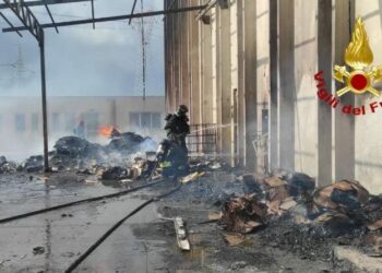 Incendio di un capannone nella zona industriale di Macchiareddu, sul posto i vigili del fuoco, personale sanitario, le forze dell’ordine e gli ufficiali dell’ARPAS