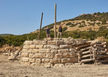 Mercoledì 30 ottobre tre giornalisti provenienti dalla Gran Bretagna, visiteranno il cantiere di archeologia sperimentale del progetto Nuraghe Perdas Novas, a Is Perdas, Gergei