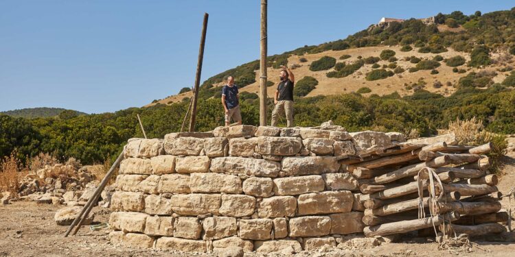 Mercoledì 30 ottobre tre giornalisti provenienti dalla Gran Bretagna, visiteranno il cantiere di archeologia sperimentale del progetto Nuraghe Perdas Novas, a Is Perdas, Gergei