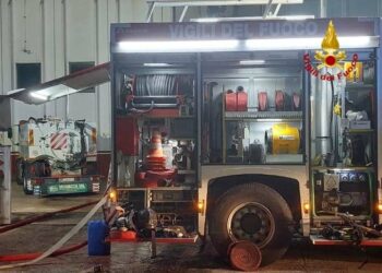 Oristano: a fuoco dieci camion della nettezza urbana in un capannone di via Ginevra