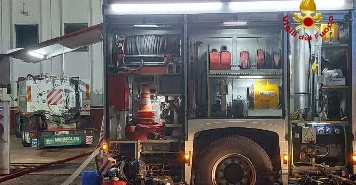 Oristano: a fuoco dieci camion della nettezza urbana in un capannone di via Ginevra