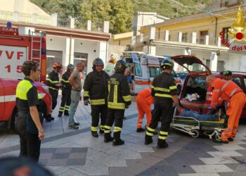 Orani: incidente stradale in Piazza Italia, sul posto i vigili del fuoco