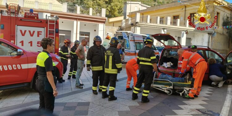 Orani: incidente stradale in Piazza Italia, sul posto i vigili del fuoco