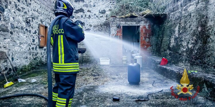 Ghilarza: prende fuoco una bombola GPL in un cortile interno di un “muristene”nel novenario di San Serafino