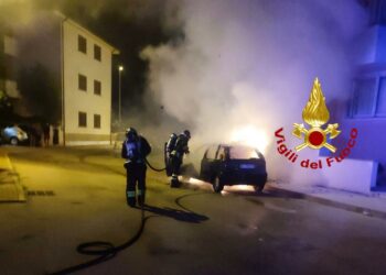 La Maddalena: a fuoco un auto in via Gaetano De Rosa