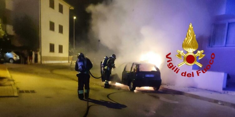 La Maddalena: a fuoco un auto in via Gaetano De Rosa