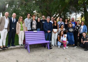 Una panchina viola per uscire dalla solitudine