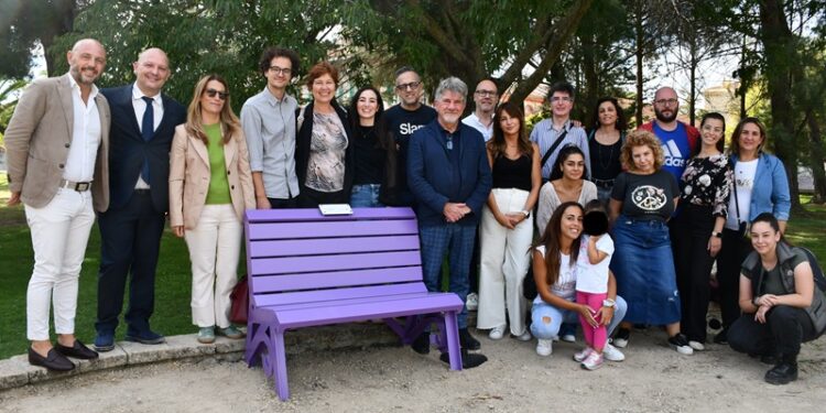 Una panchina viola per uscire dalla solitudine