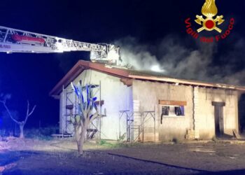I vigili del fuoco sono intervenuti intorno alle 2.30, in via Nuracada, nelle campagne di Sestu, per un incendio che ha coinvolto un’abitazione privata in fase di costruzione