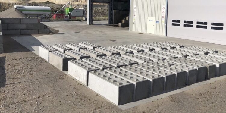 Dai rifiuti nascono “blocchi” per l’edilizia: ecco il progetto ECOLEGO