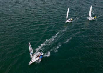 Campionati Europei Youth Team Race RS Aero a Cagliari. Bel vento e tanti match nel primo giorno di regate: in testa l’Ucraina; italiani terzi con Lituania 2