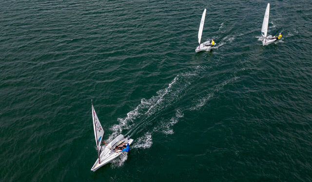 Campionati Europei Youth Team Race RS Aero a Cagliari. Bel vento e tanti match nel primo giorno di regate: in testa l’Ucraina; italiani terzi con Lituania 2
