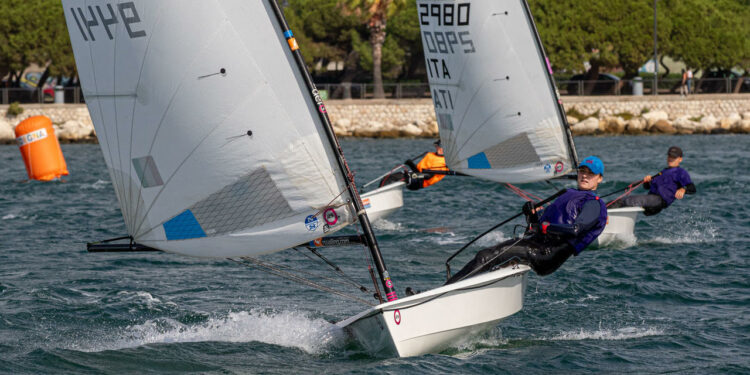 Campionato Europeo Youth Team Race RS Aero: Italia 2 (Alice Susarello e Filippo Vincis) passa in testa alla conclusione del round robin. Domenica semifinali e finali