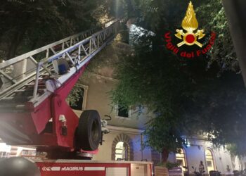 Alghero: cadono calcinacci e tegole in una palazzina di via Vittorio Emanuele