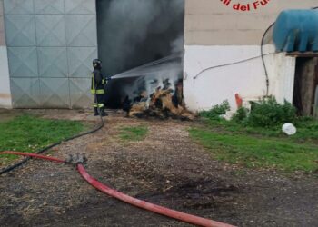 Bonorva: a fuoco un capannone, sul posto i vigili del fuoco