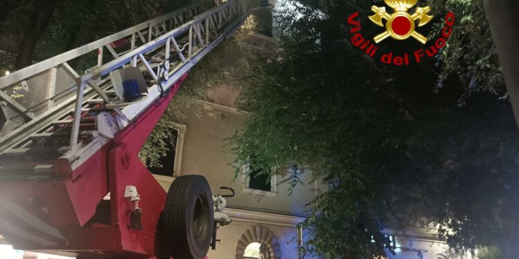 Alghero: cadono calcinacci e tegole in una palazzina di via Vittorio Emanuele