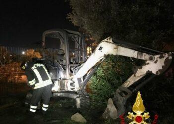 Sassari: a fuoco un miniescavatore, intervengono i vigili del fuoco