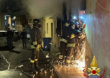 Olbia: a fuoco un’abitazione, intervengono i vigili del fuoco
