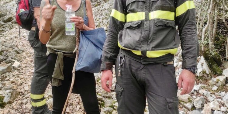 Si perde tra Cala Goloritze e Cala Mariolu, salvata dai vigili del fuoco