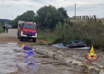 Olbia: attraversa il fiume San Giovanni con la macchina e viene portato via dalla corrente, salvate tre persone