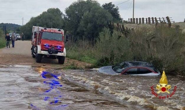 Olbia: attraversa il fiume San Giovanni con la macchina e viene portato via dalla corrente, salvate tre persone