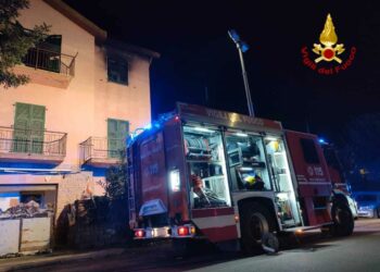Bosa: a fuoco la camera da letto di un appartamento, intervengono i vigili del fuoco