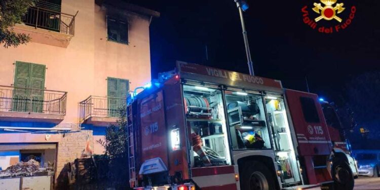Bosa: a fuoco la camera da letto di un appartamento, intervengono i vigili del fuoco