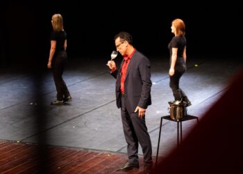 Cronache di una strage silenziosa in “A Chi Esita” di Rossolevante sabato 23 novembre alle 20.30 al TsE di Cagliari per la Stagione 2024-2025 di “Teatro Senza Quartiere”