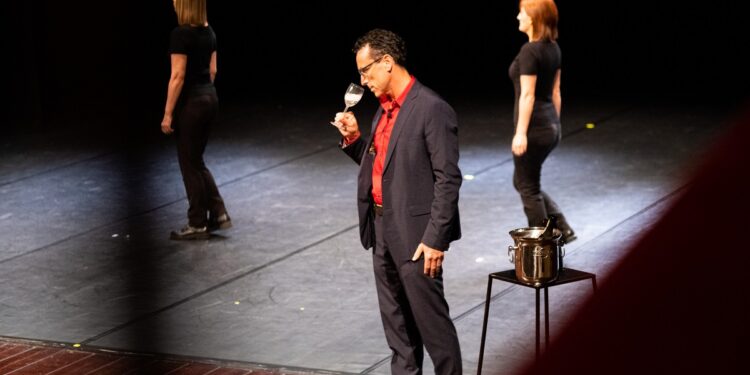 Cronache di una strage silenziosa in “A Chi Esita” di Rossolevante sabato 23 novembre alle 20.30 al TsE di Cagliari per la Stagione 2024-2025 di “Teatro Senza Quartiere”