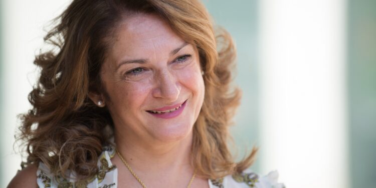 Per la rassegna “Hymnos incontra” domenica 24 novembre la scrittrice cagliaritana Cristina Caboni presenta il suo ultimo romanzo in libreria con Garzanti