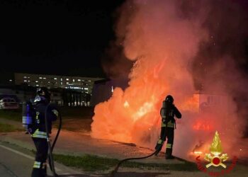Olbia: a fuoco un Suv in via Bazzoni Sircana, sul posto i vigili del fuoco